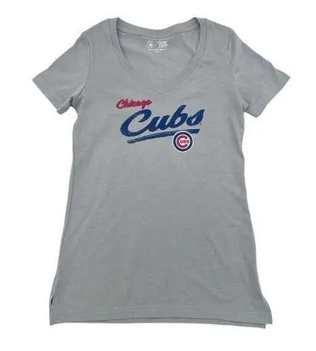 Campus Lifestyle MLB Chicago Cubs Women's Short Sleeve V-Neck T-Shirt in Gray, Medium