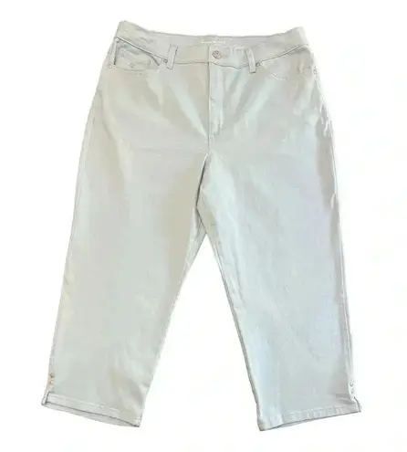 Gloria Vanderbilt Amanda Midrise green denim Capri. Size 14.