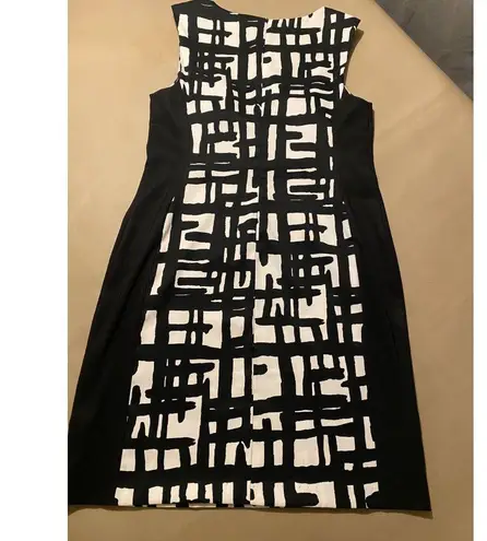 Connected Apparel Women's Black & White Geometric Print Sleeveless Sheath Dress
