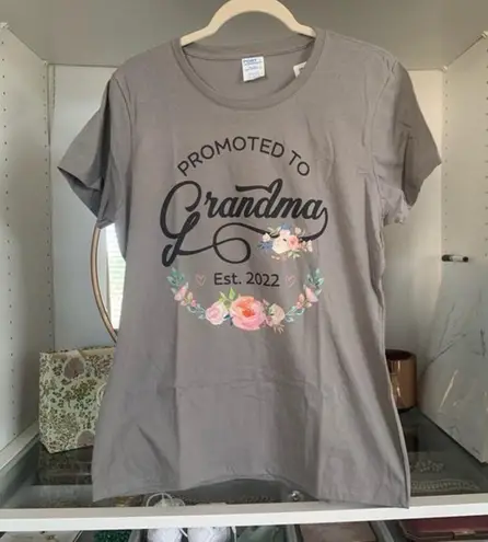 Baby Announcement “Promoted to Grandma” Grey Women’s Tee Shirt Size L Size L