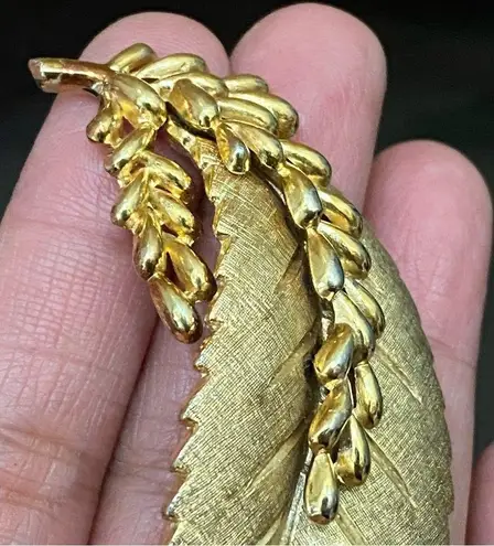 Trifari Vintage 50’s Crown Brushed Gold Tone Gold-plated Textured Leaf Brooch