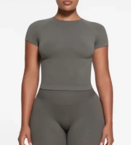 SKIMS Fits Everybody T-Shirt in Gunmetal - Women’s S