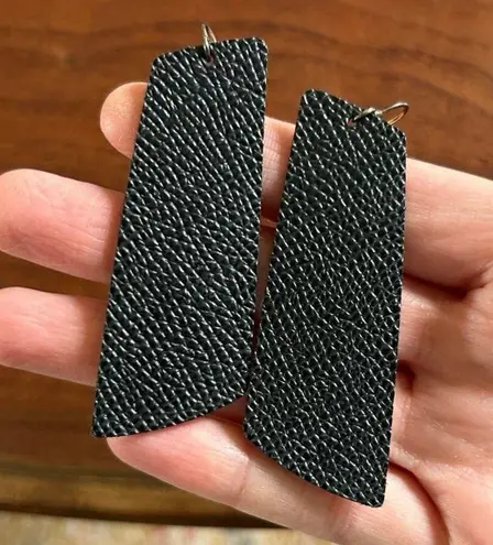 Nickel & Suede Flint Gem Lightweight Leather Earrings Unicorn EUC Black Textured