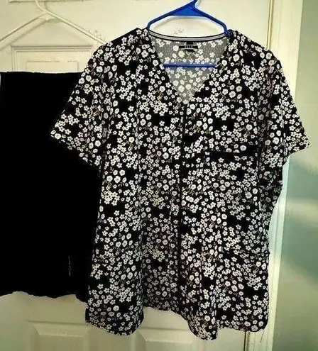 Elle Scrubs size XL  top black white yellow flowers & HeartSoul bottoms in black