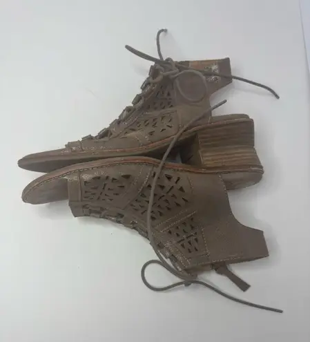 Sofft 'Nora'Suede Ghille Sandals Size 9M Brown