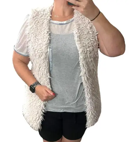 Daytrip  MEDIUM Silver Lining Hidden Front Hooks Closure Faux Fur Sherpa Vest