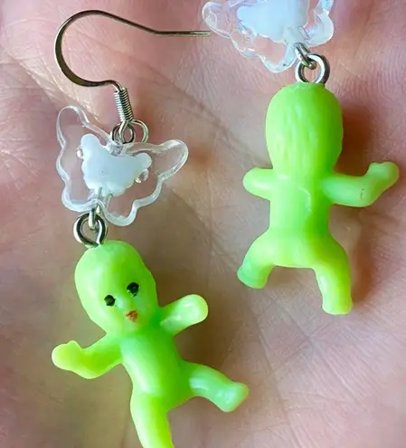 Handmade Kawaii y2k funny funky style neon green baby & butterfly dangle earrings💚👶🦋🌀