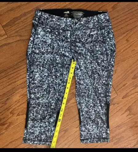Avia capris length blk gray yoga pants - size medium