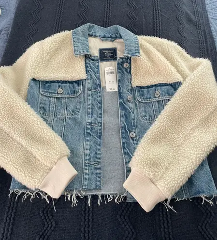 Abercrombie & Fitch Cropped Oversized Denim Jacket