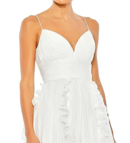 Mac Duggal Pleated Sleeveless Flowy Gown in White Size US 4