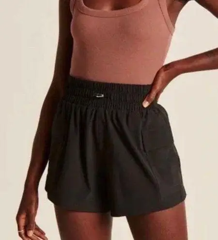 Abercrombie & Fitch BNWOt Abercrombie black women’s high waisted traveler shorts