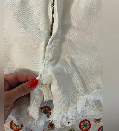 Vintage 90s High Waist Distressed Eyelet Ruffle White Shorts Michael G Size 5