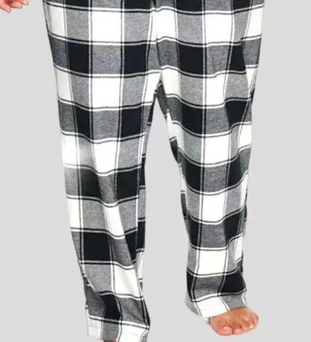 Sonoma  black and white plaid 2 piece flannel pj set!