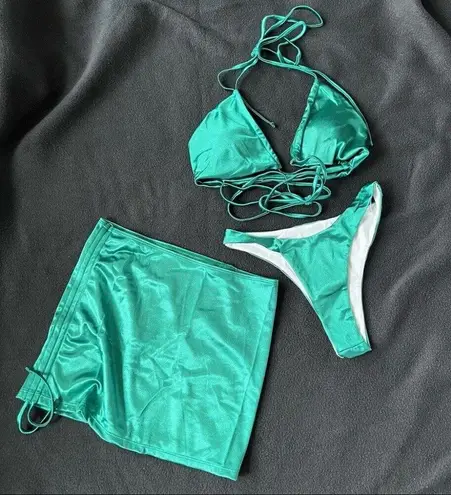 Satin green criss cross three pieces swim set Size L