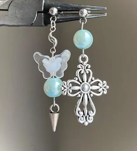 Handmade goth punk grunge style cross & glass pearl & butterfly asymmetric dangle earrings 💀🌹🦋🍃