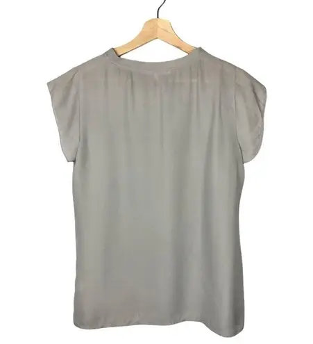 Violet+Claire Light Gray Ruffle Sleeve Short Sleeve Blouse S