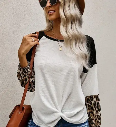 WAFFLE KNIT LEOPARD WHITE BLACK BLOUSE TWIST KNOT Size undefined