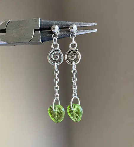 Handmade fairy forest vintage retro aesthetic style swirl & Czech glass leaf dangle earrings🍃⭐️🌙