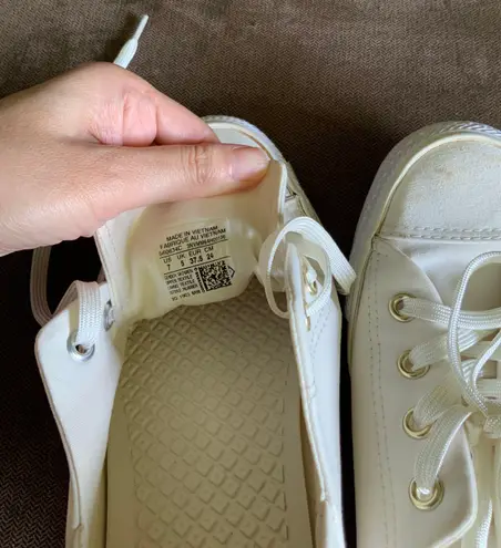 Converse Women’s Sneaker Size 7 off white