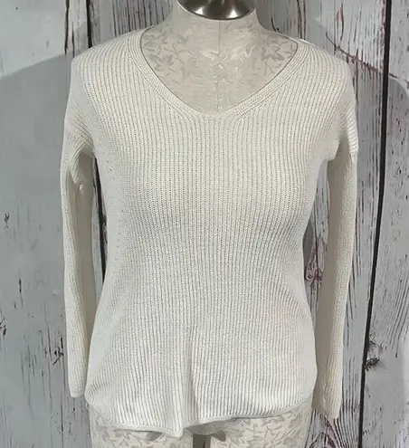 a.n.a  womens off white  vneck sweater size medium.