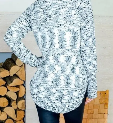 BLACK & WHITE Marble Knit Long Sleeve Crew Neck Sweater with Dolphin Hem in