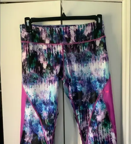 Pink Lotus Purple & Pink Patterned Cropped Workout Leggings - Size Large
