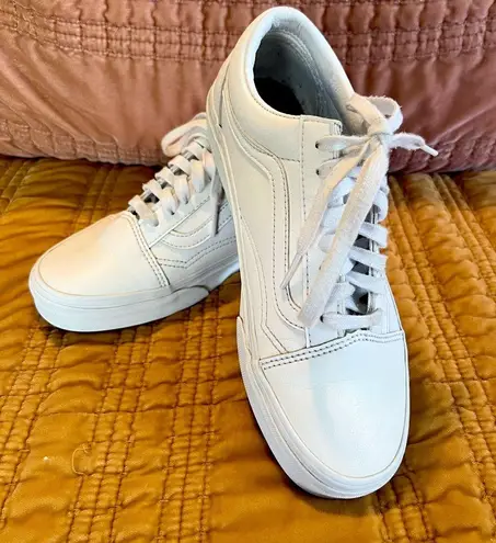 Vans  White Leather Old Skool Sneakers, Size Women: 8.5, Men 7