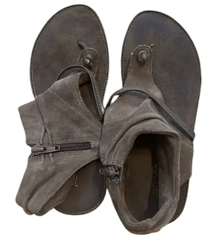 Aerosoles Aweosoles size 6.5 greenāsuedeĀ zip backāankle thong sandalsā
EUC