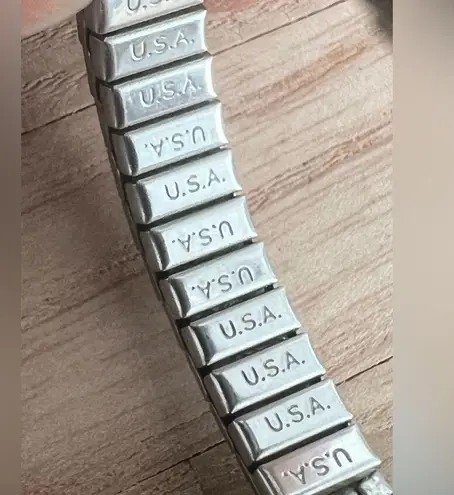 Benrus Ladies Watch Rare Vintage Mechanical Winding 17 Jewels Stretch Bracelet