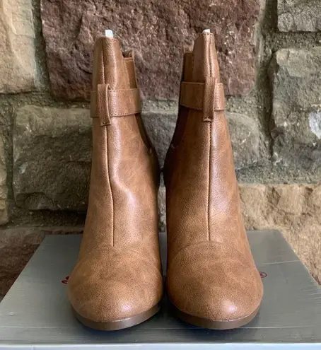 breckelle's NEW IN BOX Classic Western Distressed Heeled Ankle Booties