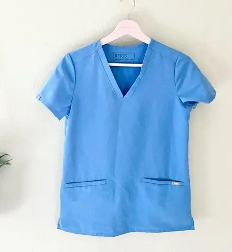 FIGS  Casma Three-Pocket Scrub Top in Ceil Blue Size XXS