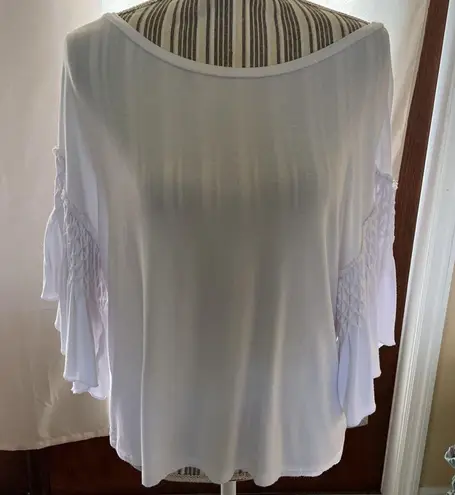 Chelsea &Theodore White Short sleeve Top with. Sleeves Size M