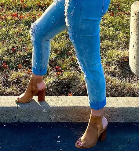 Diba True Inner Peace Luggage / Tan Bootie Sandals Size 10 New in Box MSRP $139