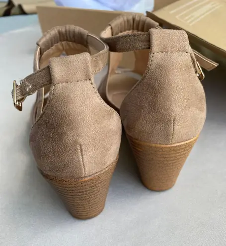 Journee Collection Kedzie Wedge Sandal size 6.5