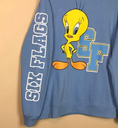 Looney Tunes Six Flags Women’s Tweety Bird Graphic Print Blue Sweatshirt Size M