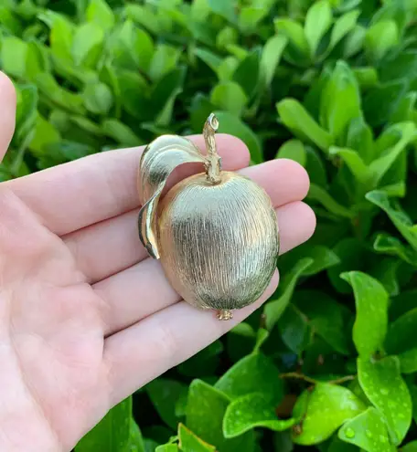 Sarah Coventry Vintage Gold Apple Brooch Large/Heavy w/ Leaf // FLAW! SEE BELOW!