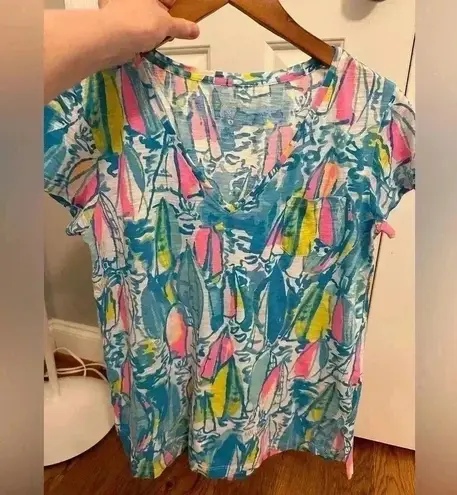 Lilly Pulitzer  Meredith Tee Beach and Bae sailboat print