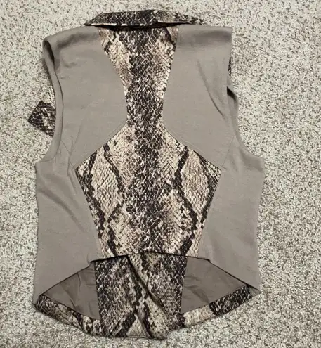 BCBGMAXAZRIA BCBG bruna snakeprint vest