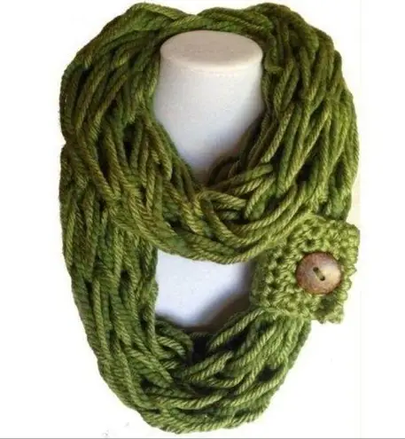 infinity MunandMe Green Chunky Knit Scarf With Coconut Button Cuff One Size