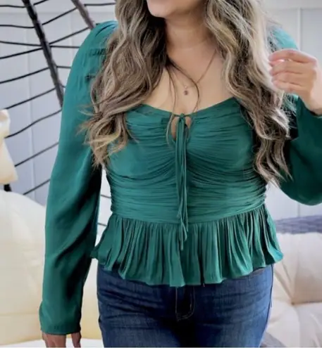 House of Harlow 1960 M
Emerald Green Ruched Peplum Top
Long Sleeve