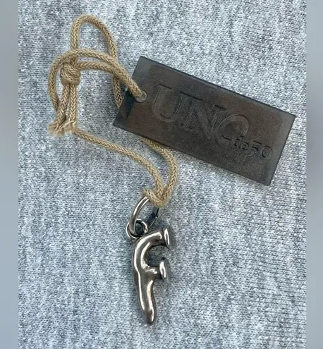 UNOde50 Silver Initial Charm Dame Una “F” #CHA0032