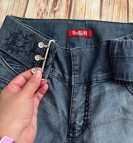 Ilse Studio Ilce Studio Women’s Belted Mid Rise Straight Leg Medium Wash Jeans Size 28”