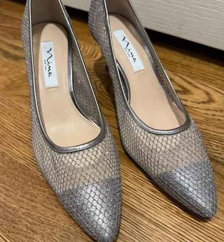 Nina NY Women’s STEEL/LIGHT GUNMETAL MESH LOW-HEEL CLASSIC
DRESSY PUMP size 8M
