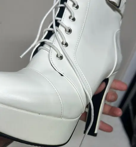Stylish White Platform Ankle Boots Size 8