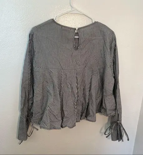 Heart Hips Cropped Loose Blouse Gray White Stripes Size M