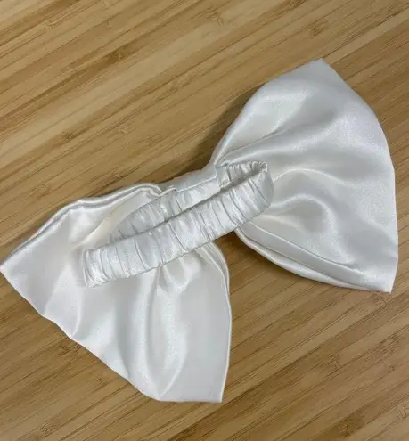 The Bar  Bows Hair Bow Accessory White Womens