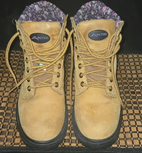 has a safety helmet Brand Acton. Tan Size 7