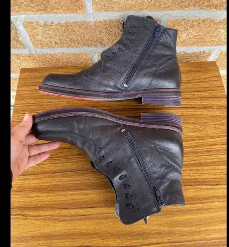 John Fluevog MODVOGS
MIKAELA
MODERN CHUKKA BOOT SIZE 10