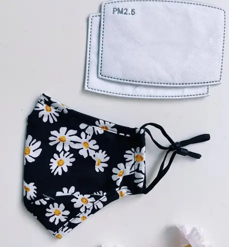 Handmade black daisy face mask + 2 filters