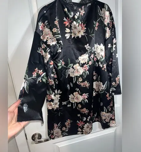 2 Piece Set Satin Floral Robe and Eyelash Lace Floral Short Pair Size Small